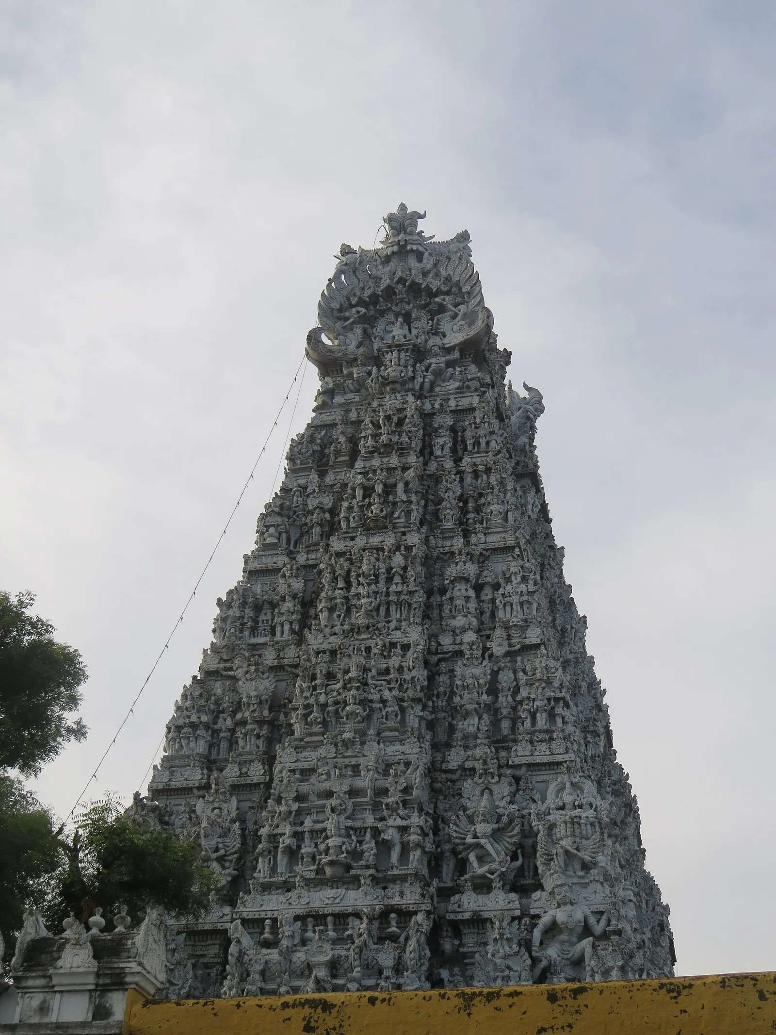 Suchindram Thanumalayan temple gopuram, a temple with a strict dress code for men and women