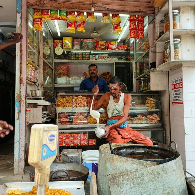 RajaGopal Sweet Stall in Vadasery making fresh snacks